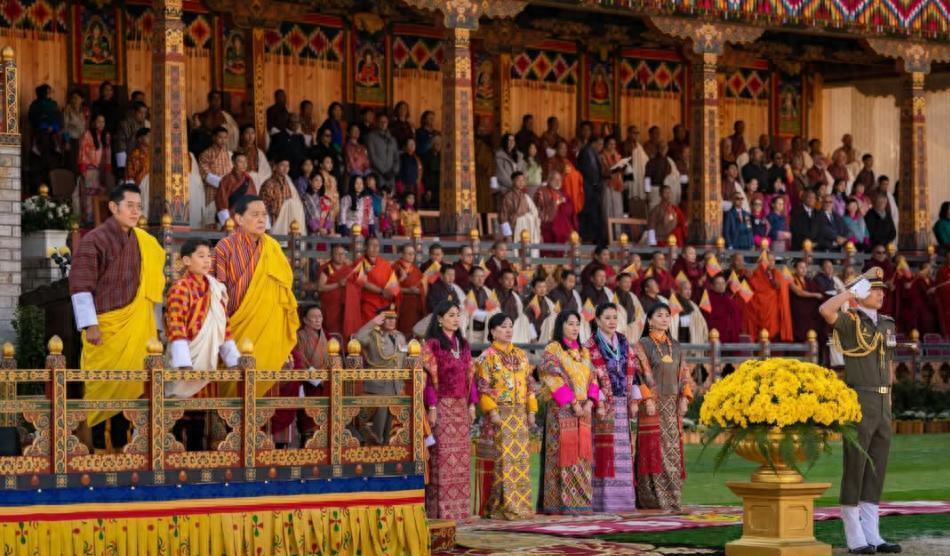 不丹王后与四位婆婆同框！全程微笑无冷场，是真和睦还是王室体面？近期王室盛典上