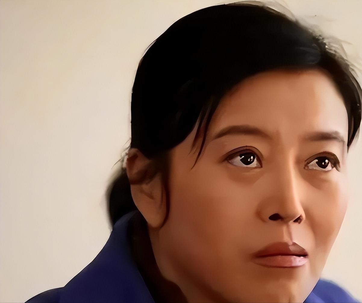 2002年，32岁的孙红雷回到家，看到43岁的女友丁嘉丽蓬头垢面，心中瞬间开始嫌