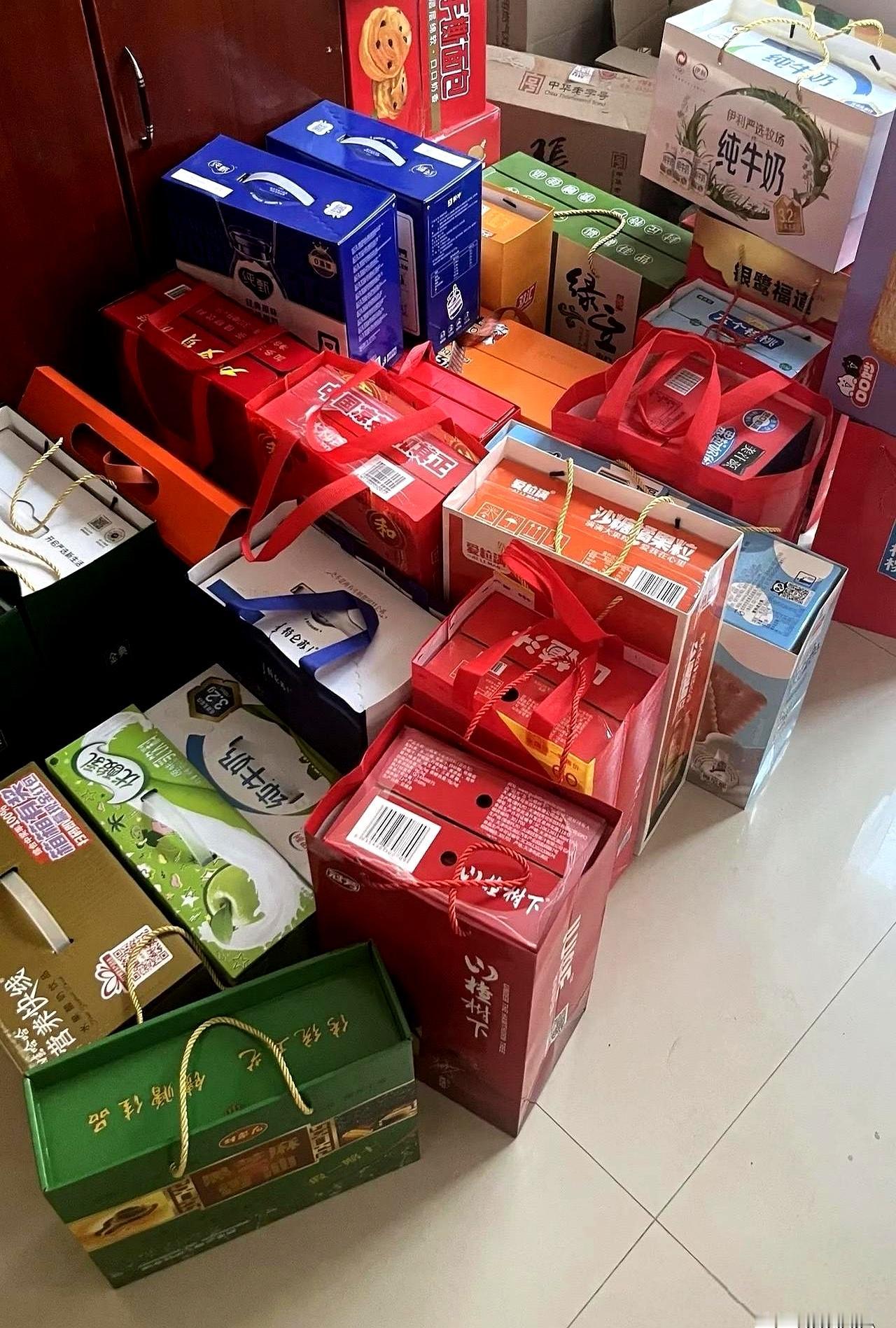 年初一走亲戚，年货一打开，全是家里没人碰的东西。钱多的亲戚，礼盒光鲜、饮料没人