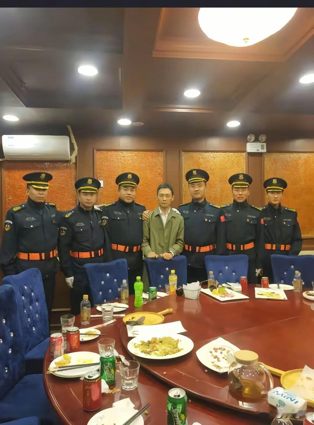 演员张译‌张译官方身高1.78米，但与几位身着深蓝色制服的保安人员在餐厅内合影时