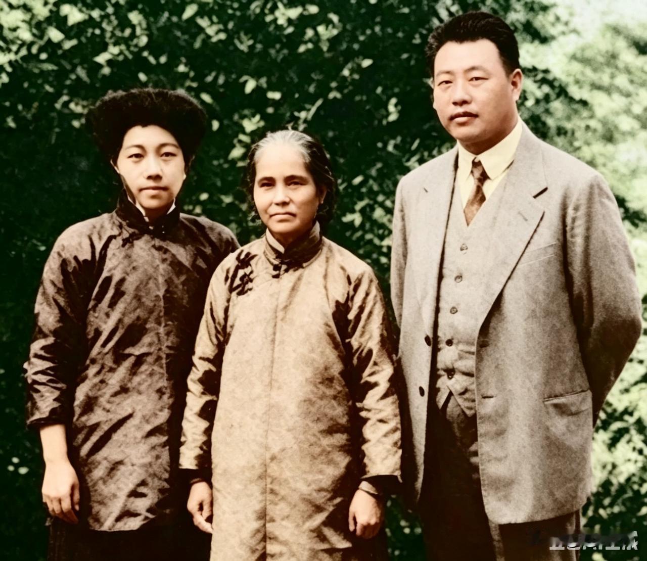 宋霭龄和孔祥熙夫妇和卢慕贞夫人合影。宋霭龄曾经担任孙中山的英文秘书，是宋家第一