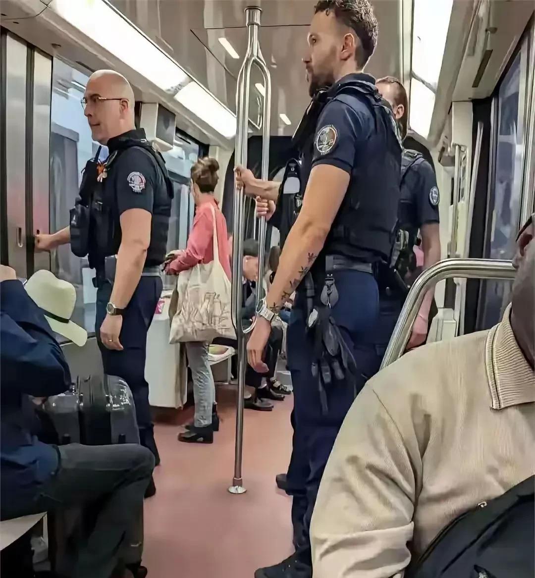 前段时间去英国旅游，在伦敦做地铁的看到两名英国警察，正想着有他们在身边不用担心安