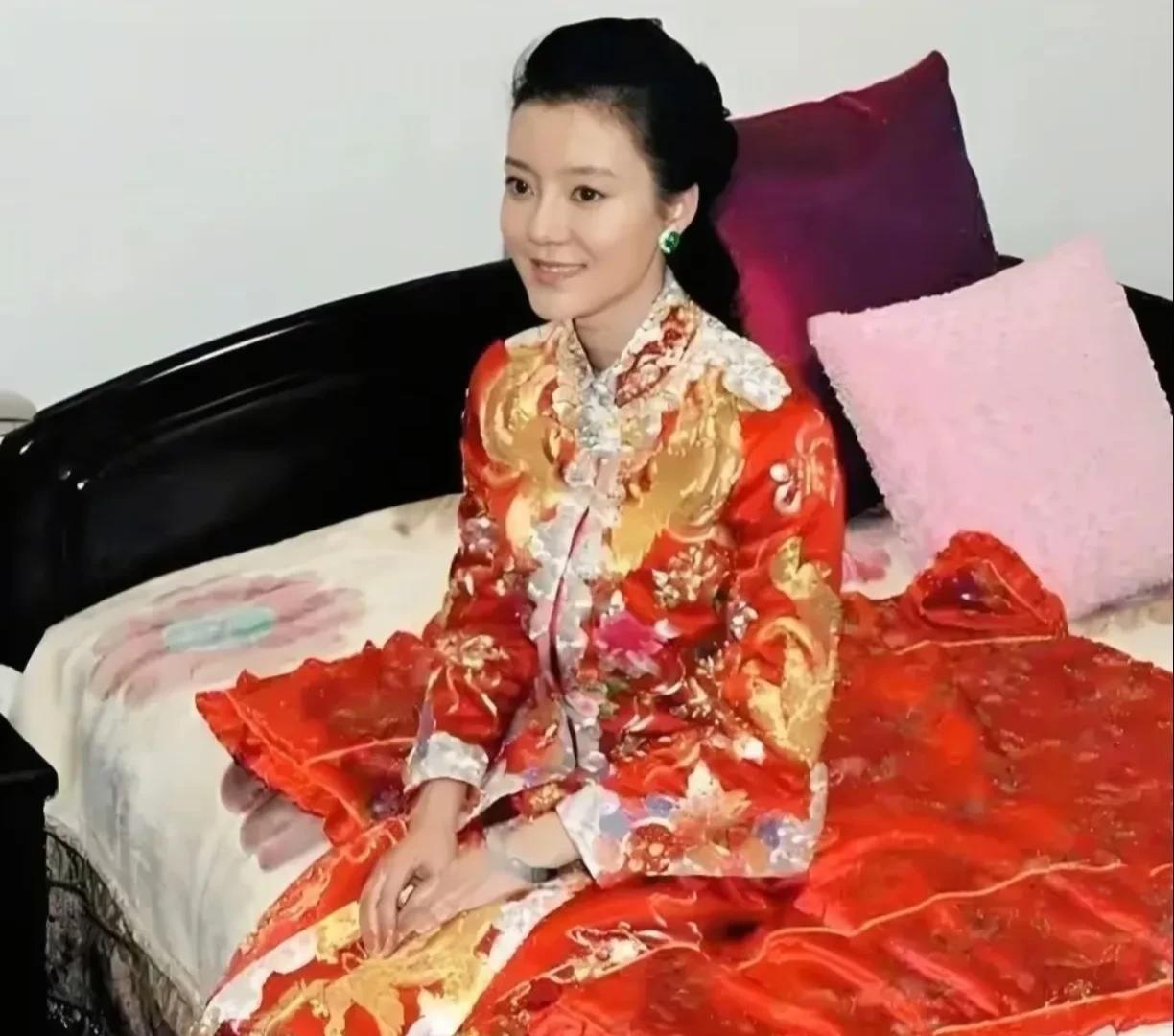 这一张是车晓2010年大婚时的照片，因为感觉很漂亮，所以就保存了，真的好美好美，