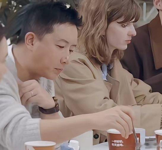李承铉：我们lucky生的时候是在国外生的嘛，坐月子的时候，每次出去她妈妈都把她