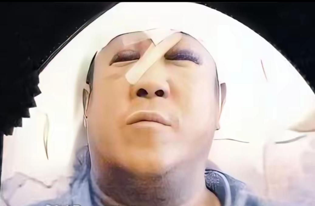 2001年那个夏天，香港娱乐圈炸了锅——曾志伟被人打了，脑袋上缝了29针。能