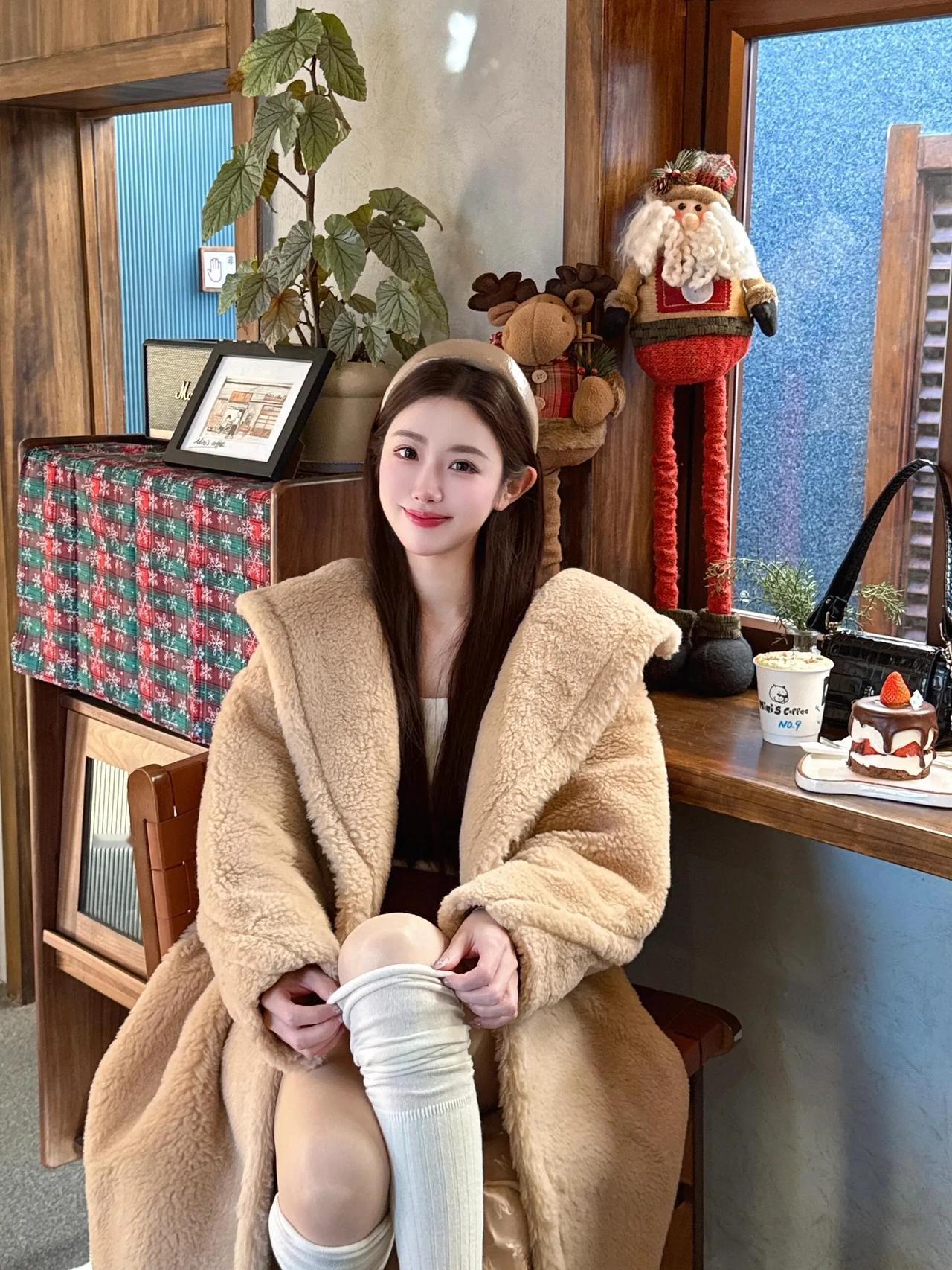 冬日暖阳下的咖啡馆，少女甜美微笑。