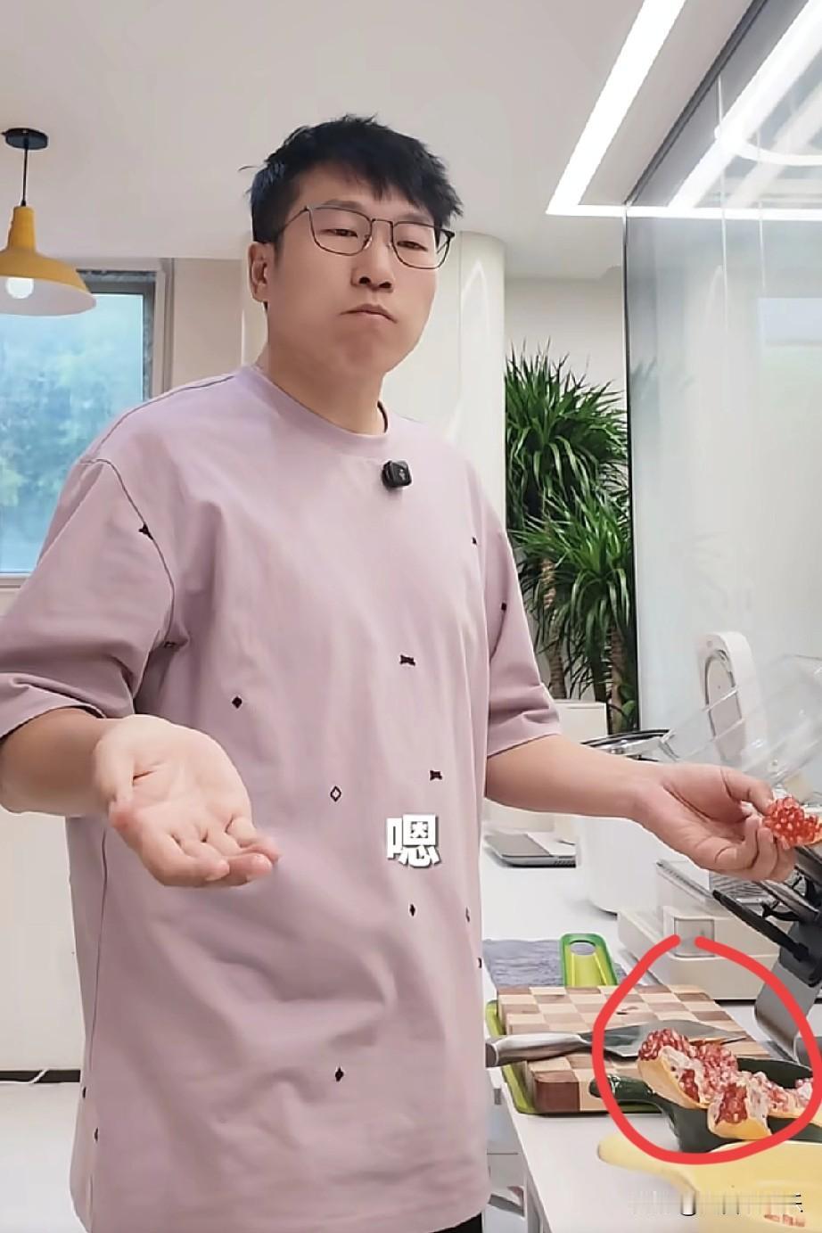 我大胆猜测一下，美丽明天马上就要开播了，而且会卖石榴和这款吉他，不信咱就骑驴看唱