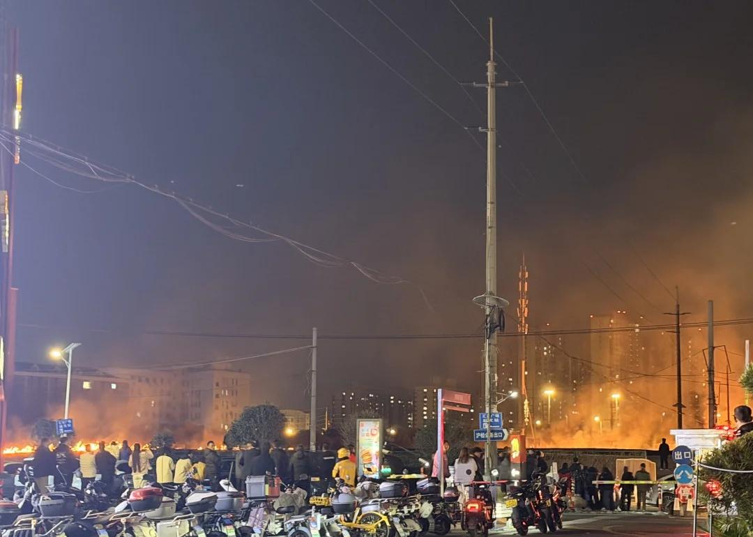 泗泾着火了.去洗澡的路上，发觉吉买盛边上绿地着火了，火很快被熄灭了，消防员真给