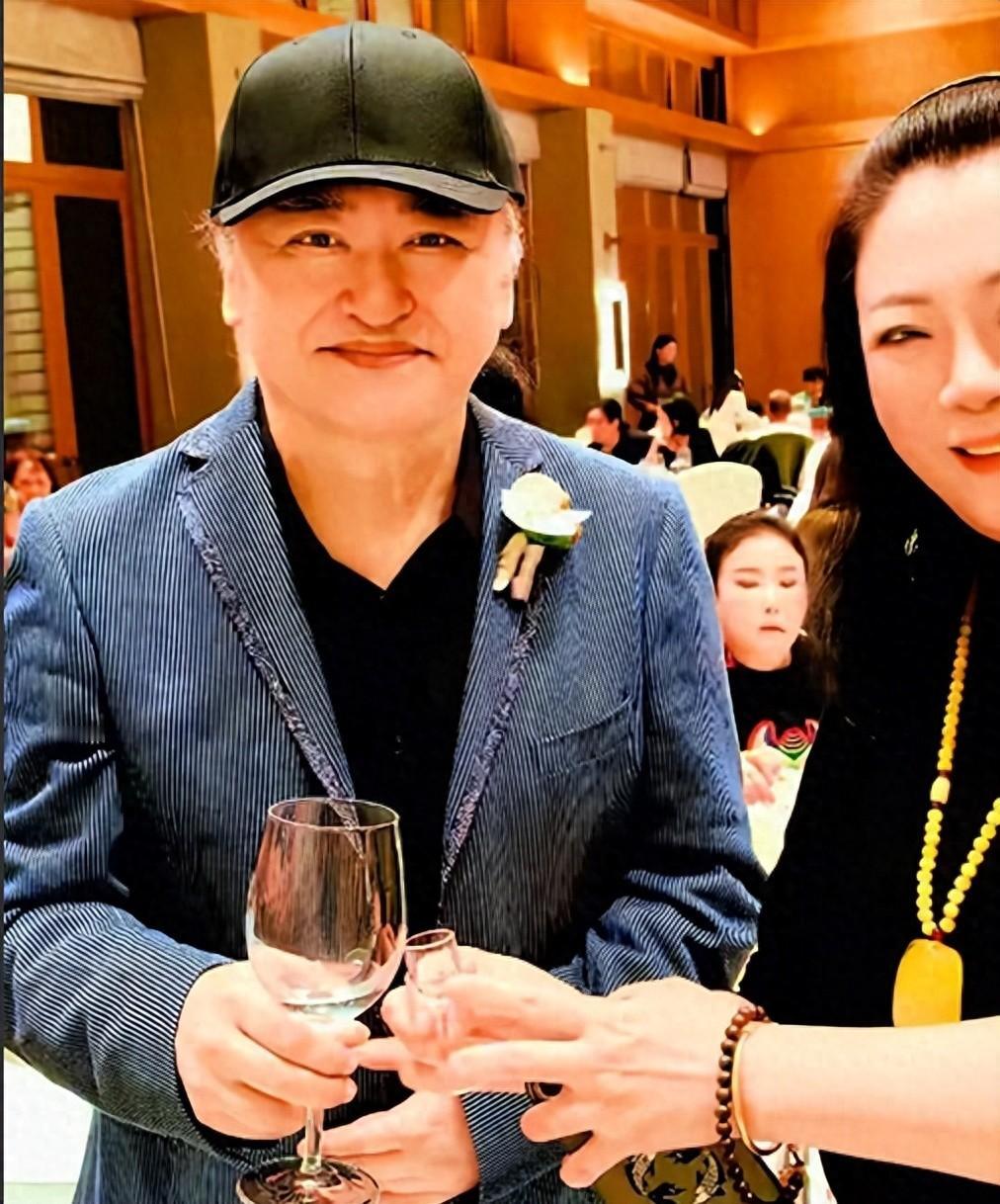 吃饱了撑的！刘欢34岁女儿大婚仅一天，恶心的一幕就出现了！刘欢夫妇惹争议，而