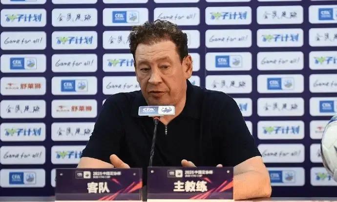 上海申花最近举行了几场热身赛，其中对阵重庆队时，双方大打进攻大战，比赛结束时比分