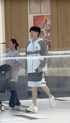 救命！王楚钦穿防晒衣逛街帅到卡塔尔了！今早多哈街头惊现国乒