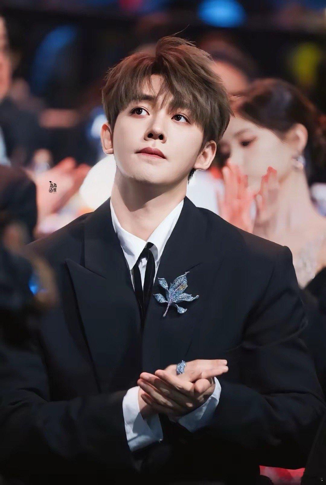 邓为消失的两个月，到底做了什么!怎么可以把这张脸养得如此精致，貌似比之前又帅出了