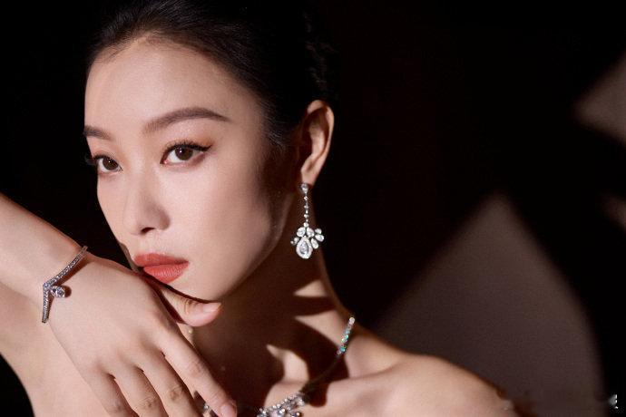 倪妮为什么不抢C位这种松弛感真的很难得。在喧嚣的环境里保持一份清醒和淡然，不急