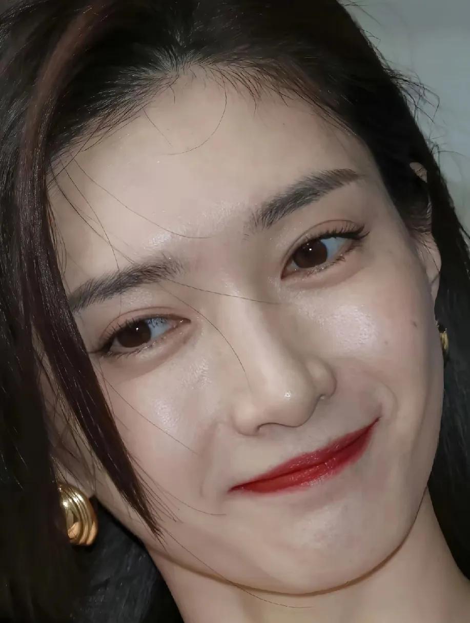 江疏影好美呀！内娱她的美丽算独一份，皮肤白嫩紧张，五官立体端正身材高挑，再来一