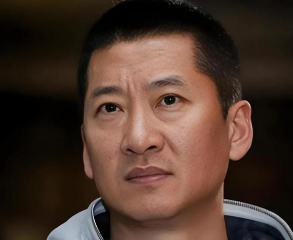 周杰56岁至今不婚不育，手握东北上千亩良田，却当着镜头直言自己早就无家可归了网上总有人夸他是自律男神