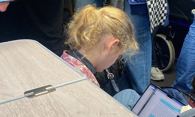 英国王室据报道，爱丁堡公爵夫妇的女儿LadyLouiseWindsor被