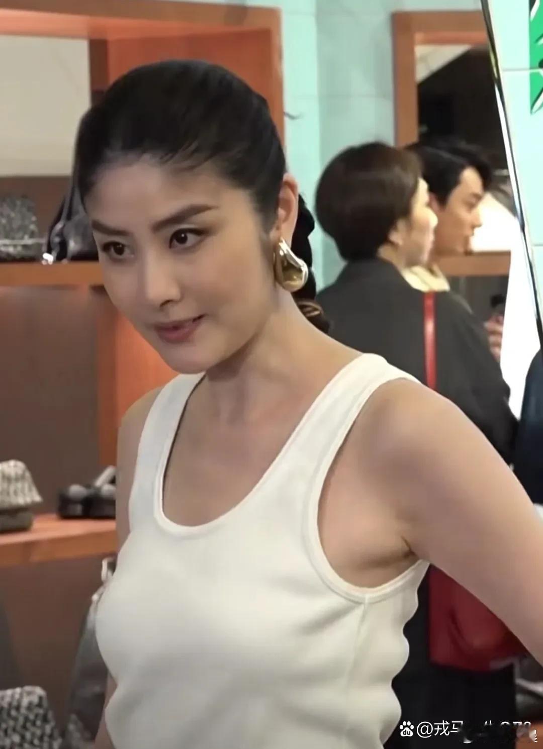 50多岁陈慧琳状态出众，比圈中同龄女星更显年轻，气质清雅脱俗，年轻态自然真切，面