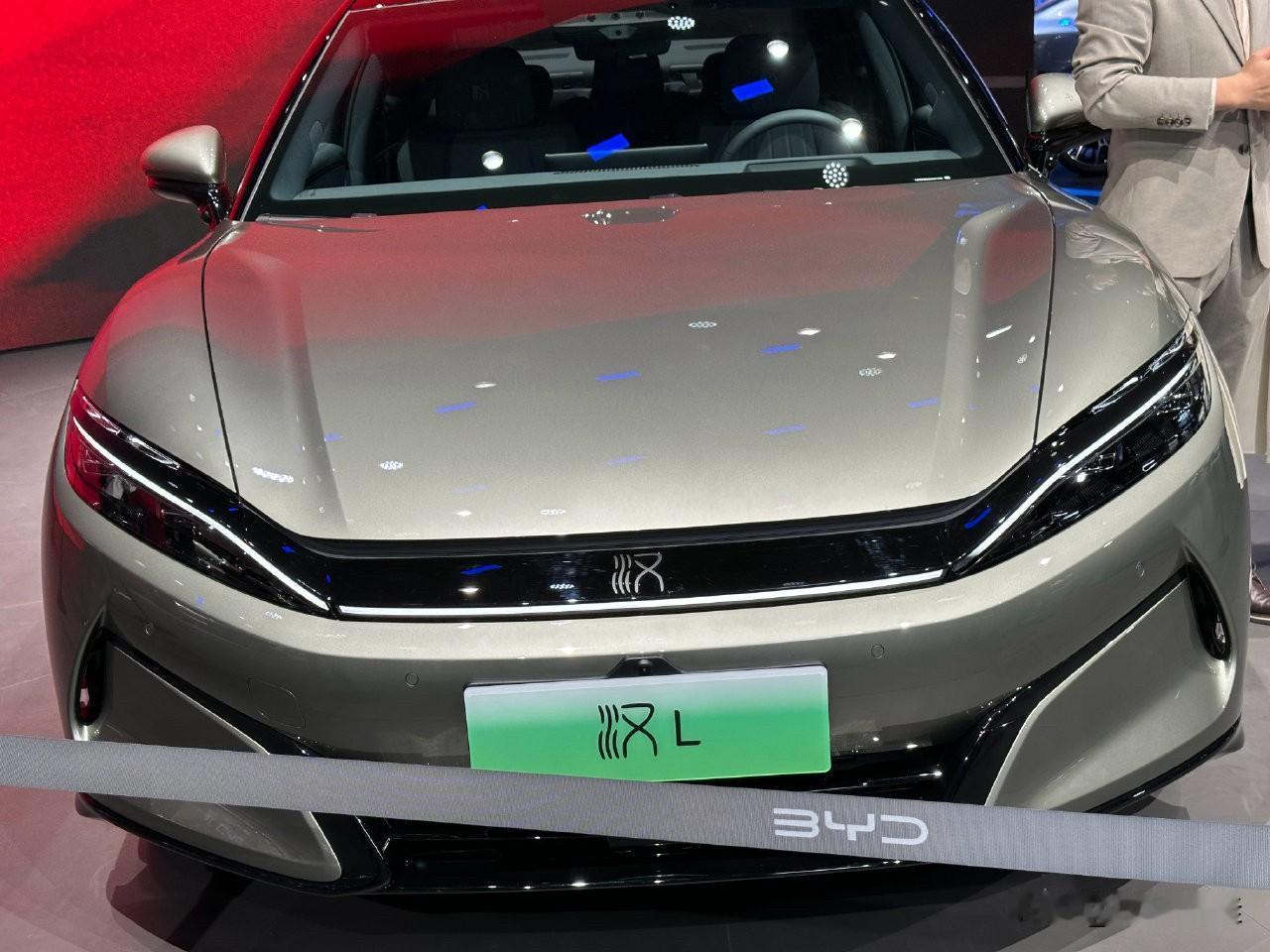 这个新色系确实顺眼不少！据说广州车展上，比亚迪汉L、唐L推出的新色系备受好评？