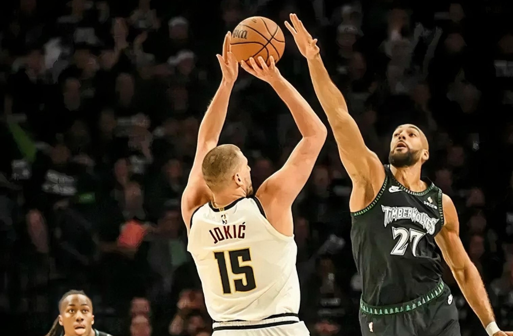 去年快船队跟掘金季后赛抢七输了，本以为快船离总冠军只差一场比赛。直到今年才明白