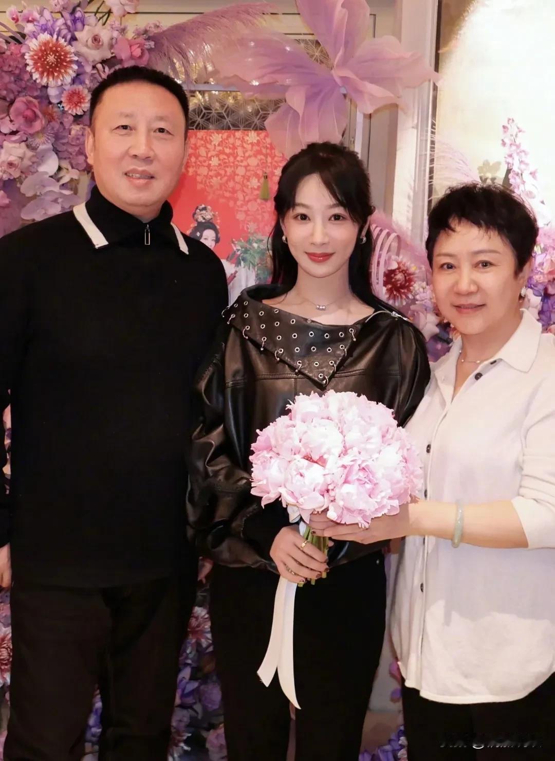 杨紫生日，大方晒全家福，一家子的面相都好善良啊！11月6日是杨紫33岁生日，她