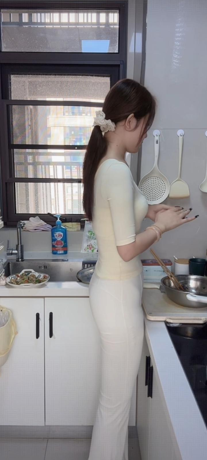 爱情是藏在柴米油盐里的温暖浪漫，是藏在日常琐碎细节中的贴心温柔，让人倍感幸福。