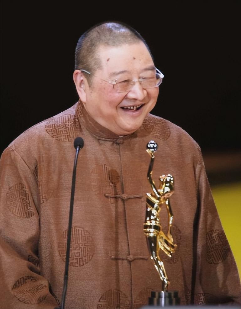 [点赞]2019年。倪匡84岁。他的皮肤上长了一个瘤。去医院检查，医生说是恶性