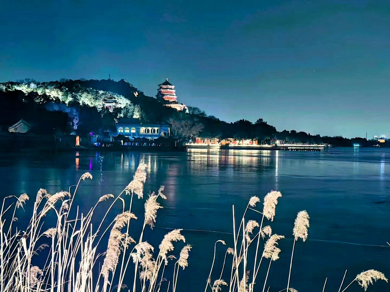 夜晚灯火通明的颐和园，别有一番景象。不愧是皇家园林。到处彰显出高贵华丽霸气颐和园