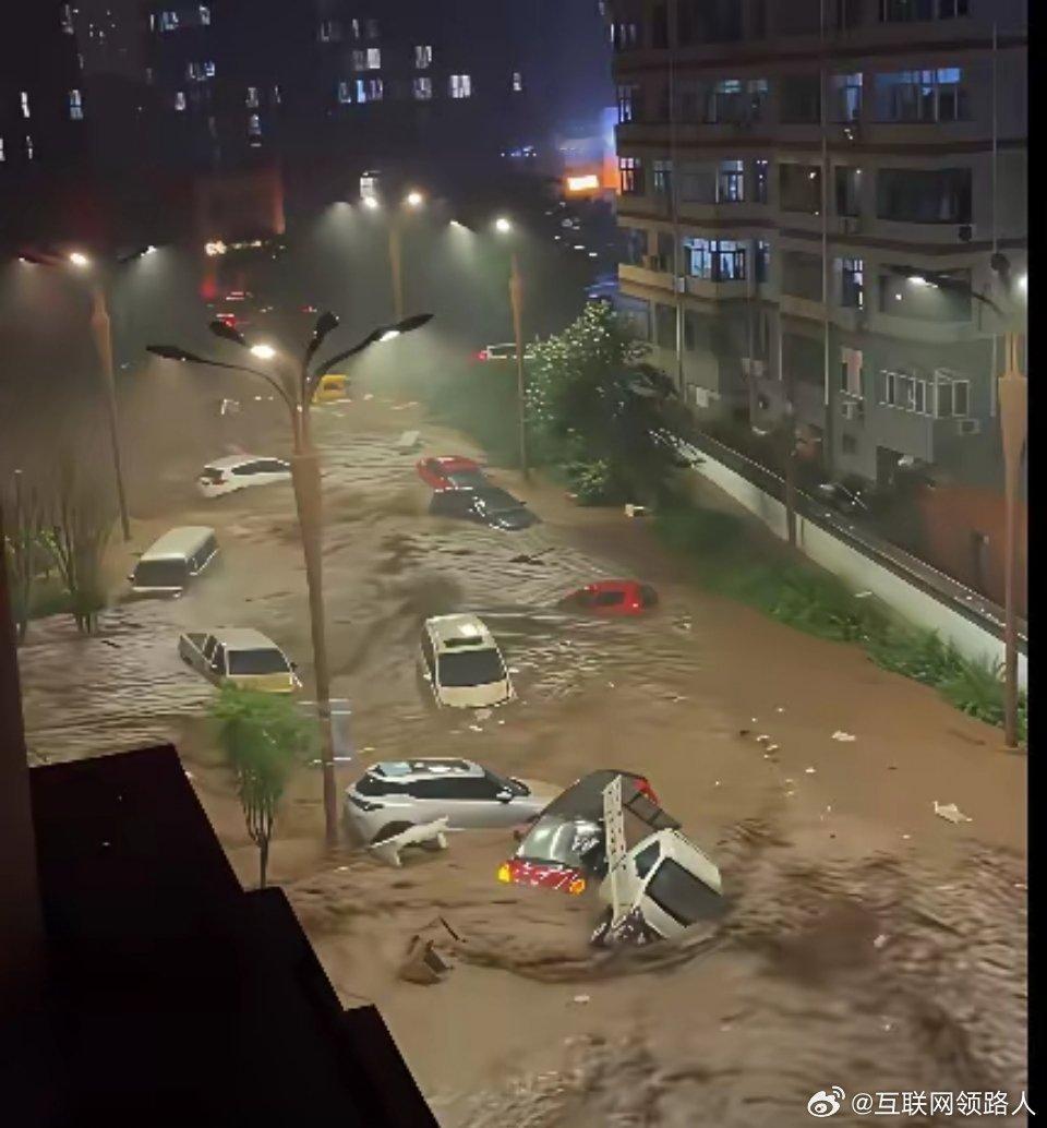 12号晚，河北承德遭遇大暴雨，不少汽车被大水冲走了……