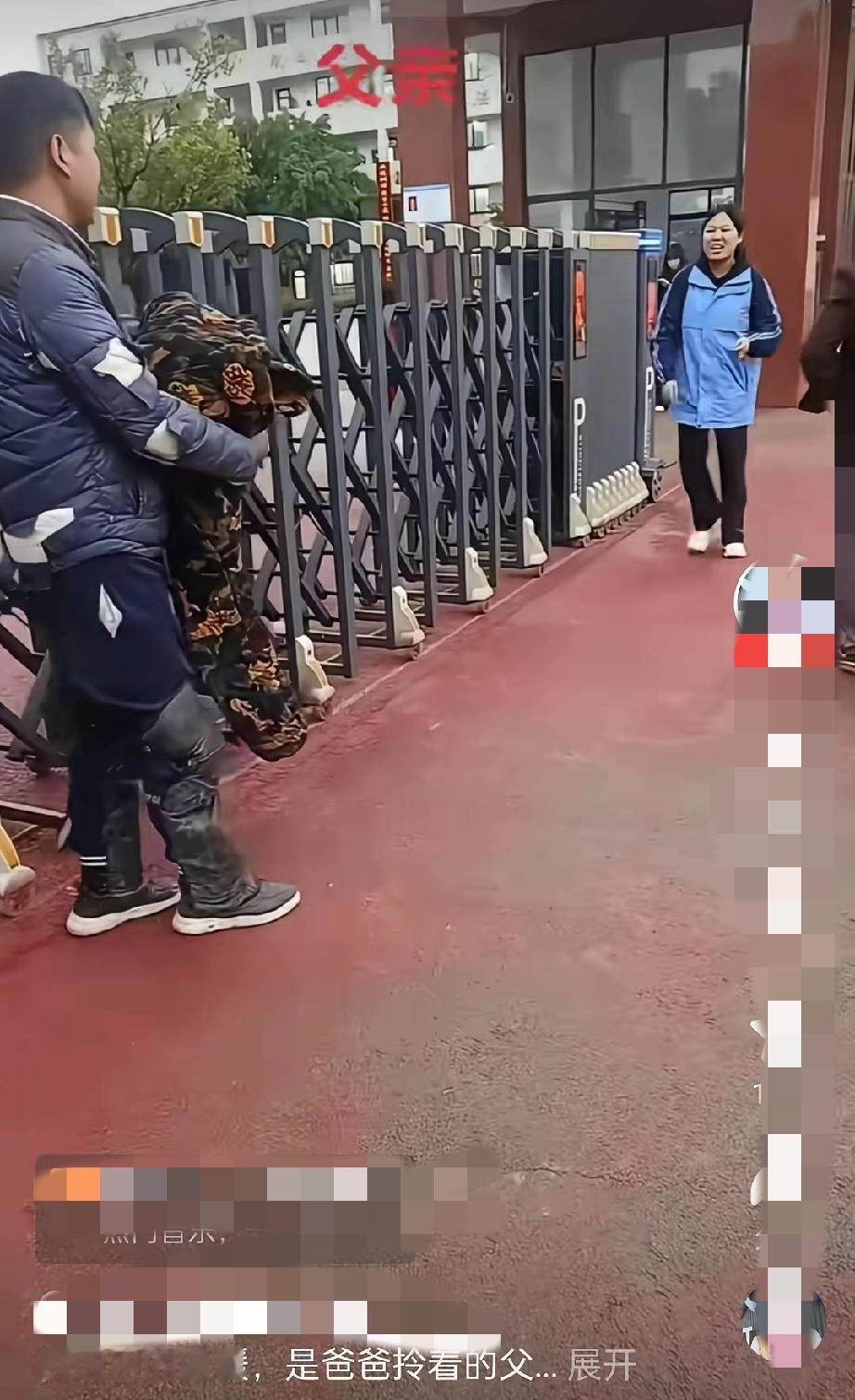 校门口的温暖，是爸爸拎着的爱！学校门口，衣衫褴褛的男人抱着一床棉被，在人群里