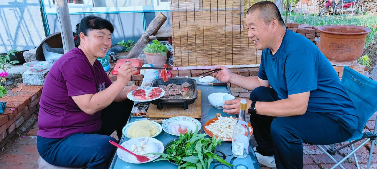 小院烤肉滋滋响，杯中老酒飘香，烟火治愈沧