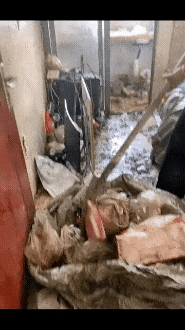 如果我没猜错的话，这应该是租房的吧，自己家房子可没这么霍霍的[笑着哭]