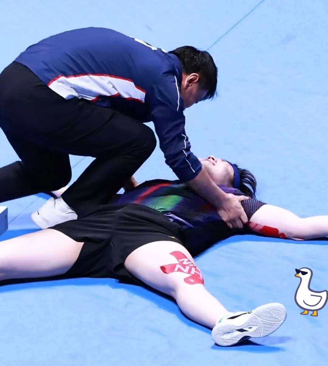 王皓这反应真的绝了，活脱脱像个冲上场的急救人员，谁看了不笑出声。看到王楚钦拿下