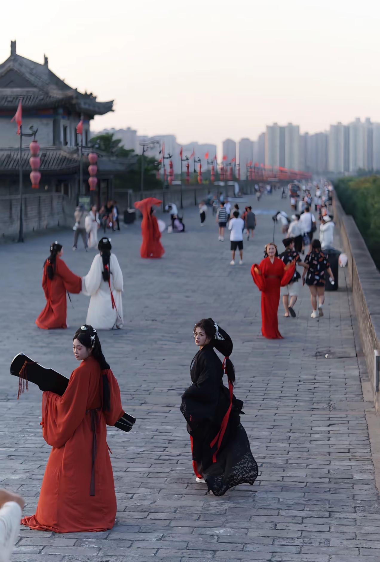 西安有三多，古建,古装和古董！遍地都是千年遗址，西安整座城市本身