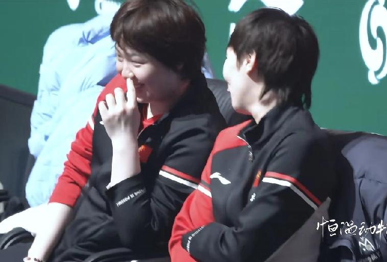 王曼昱这个赛场“冷面杀手”到底说了什么可以逗的蒯曼大笑不止？成都混合团体世界杯