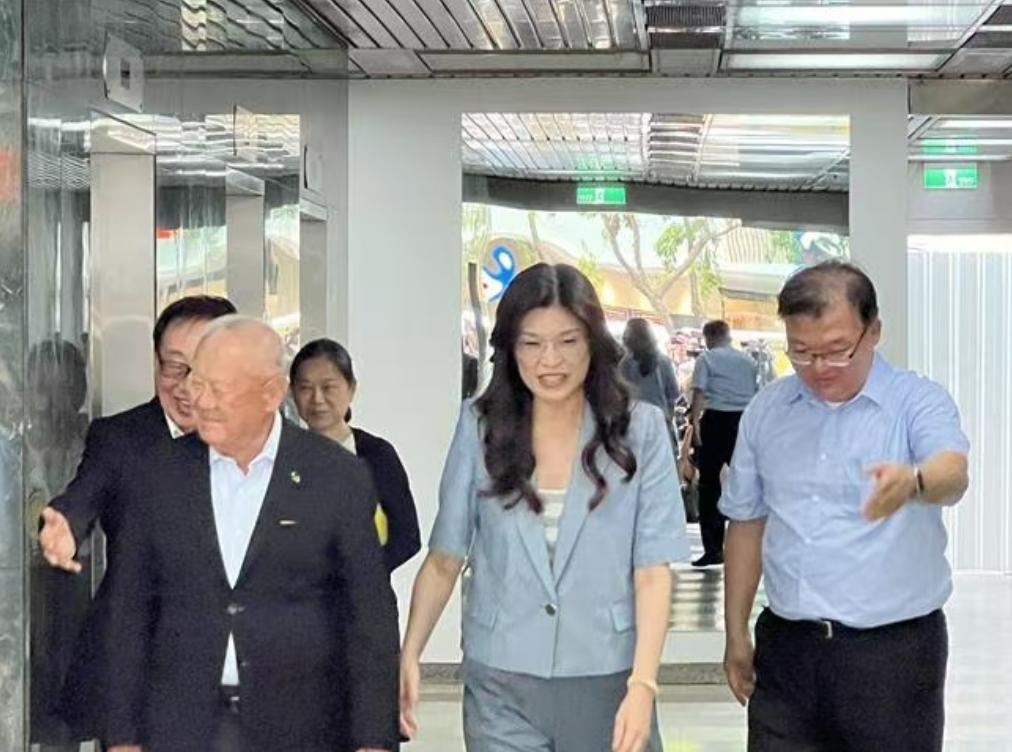 连战之子连胜文的嫡系大将李德维，突然寸步不离地出现在了郑丽文的身边！这一动作，等