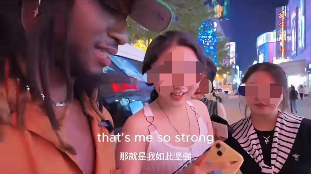 萝卜青菜各有所爱！近日，一外国人在街上与4位中国女孩相谈甚欢，老外先是给她们看