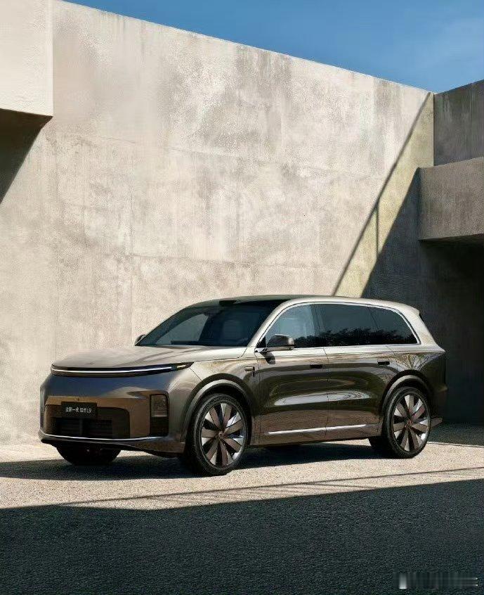 李想官宣将发布i9车型纯电旗舰i9要来了，40-60万直接硬刚M9/L90！别人