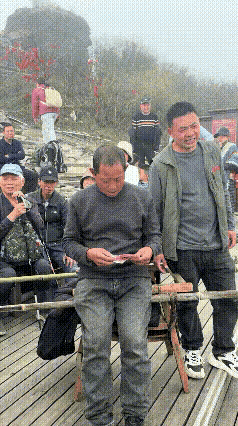 泪崩！梵净山轿夫苦等半天无人问津，女子一个举动让硬汉当场破防：这才是最高级的善良