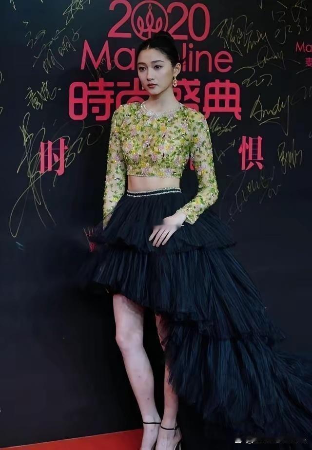 关晓彤这“葱花饼”似的上衣，把网友都看饿了