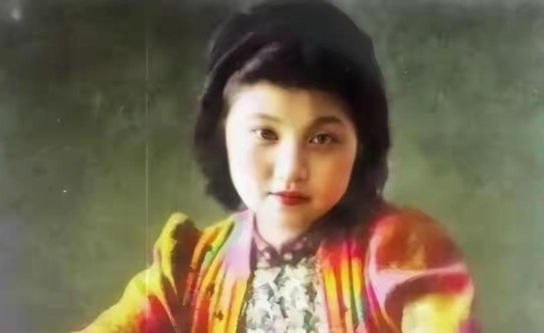蒋经国情人章亚若：老照片里的才女与乱世遗憾见过章亚若那张罕见老照片的人，都