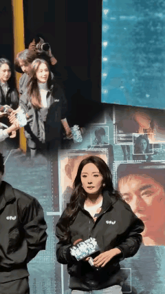 《惊蛰无声》发布会，杨幂上台没接话筒、快步往前，最后靠刘诗诗递麦救场。网