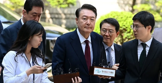 尹锡悦退党眼看国民力量党竞选形势逐渐紧张，内部有越来越多的议员要求尹锡悦退出国