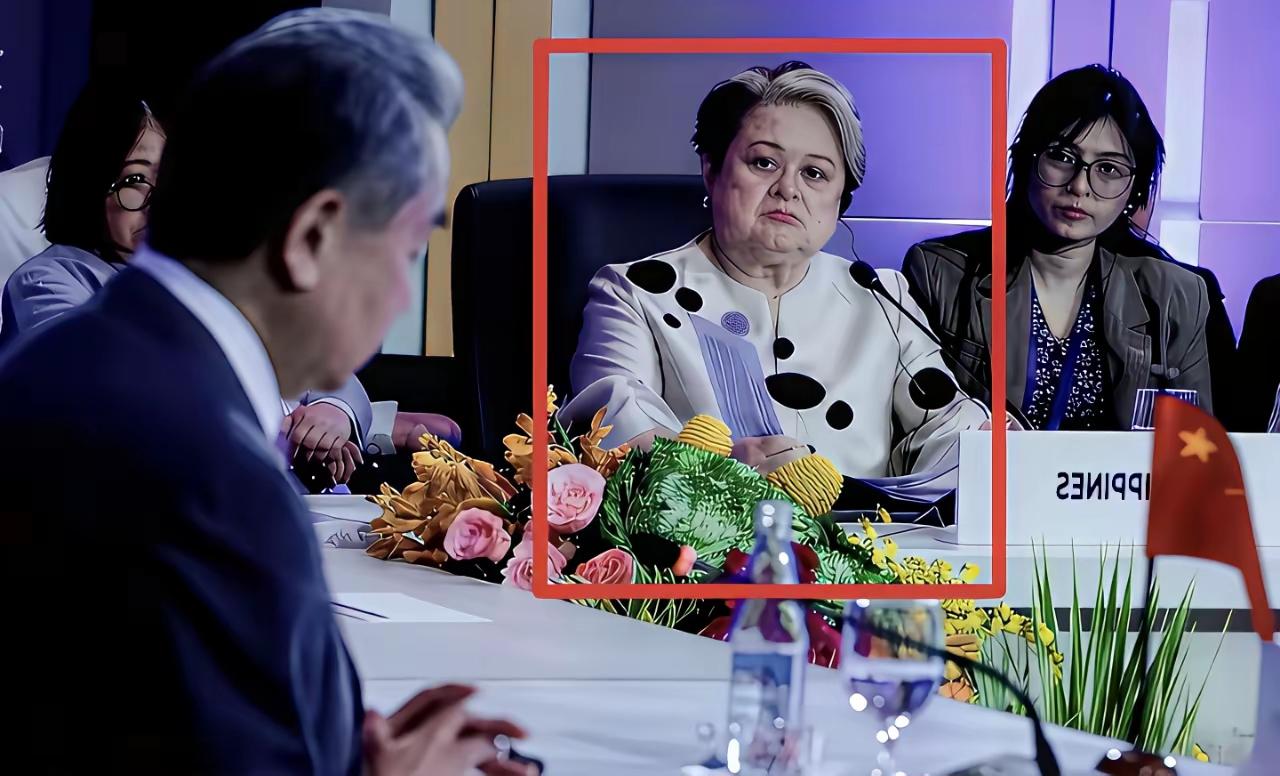 看菲律宾这婆娘是什么眼神？她是不是活腻了？我看这婆娘是狗子坐