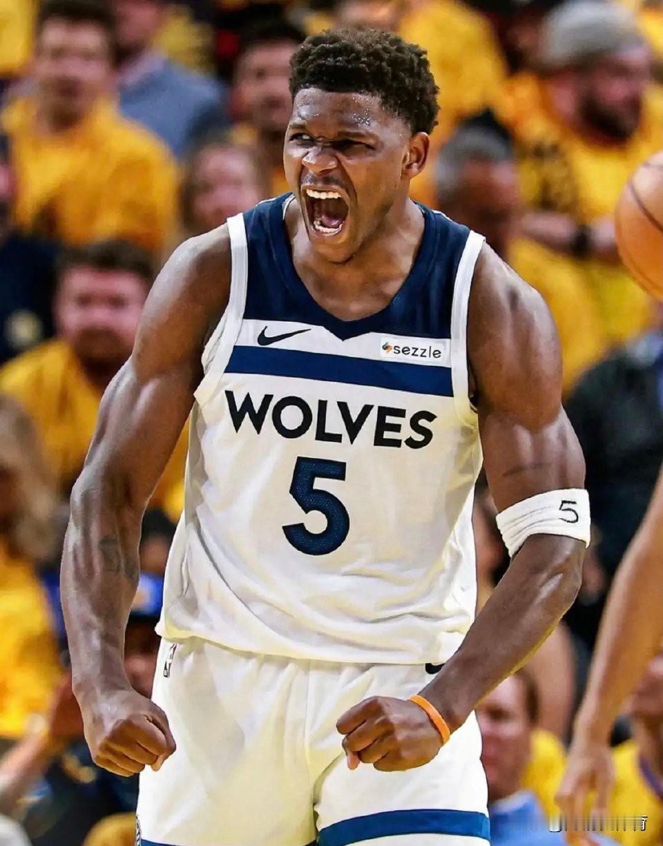 狼王爱德华兹生涯薪资收入一览1、生涯合同：生涯突破2.8亿美元新秀合