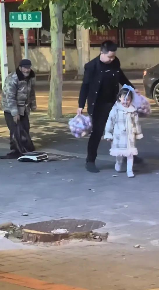 “山东淄博icon火了!”山东淄博一家人深夜回家,在路边发现一个卖苹果的老人,孩