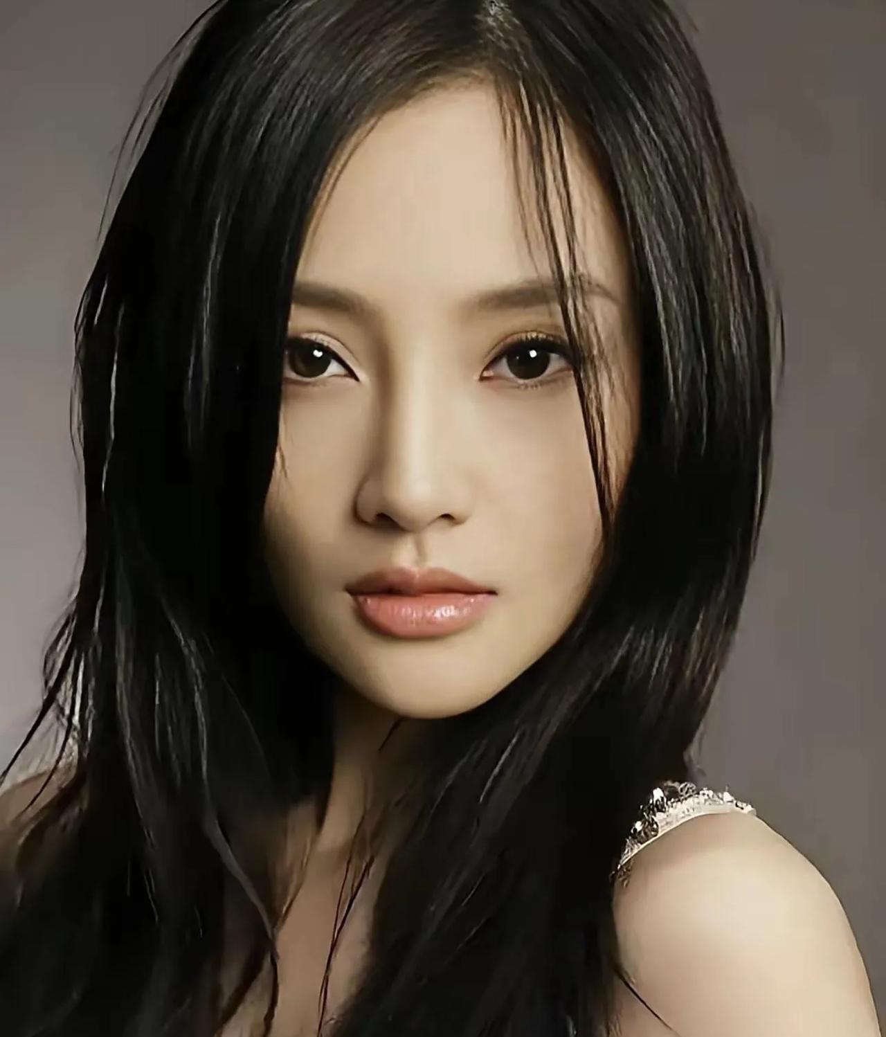 现在全网最不淡定的就得是李小璐了，本来她跟贾乃亮关系都缓和了，网友都盼他俩复