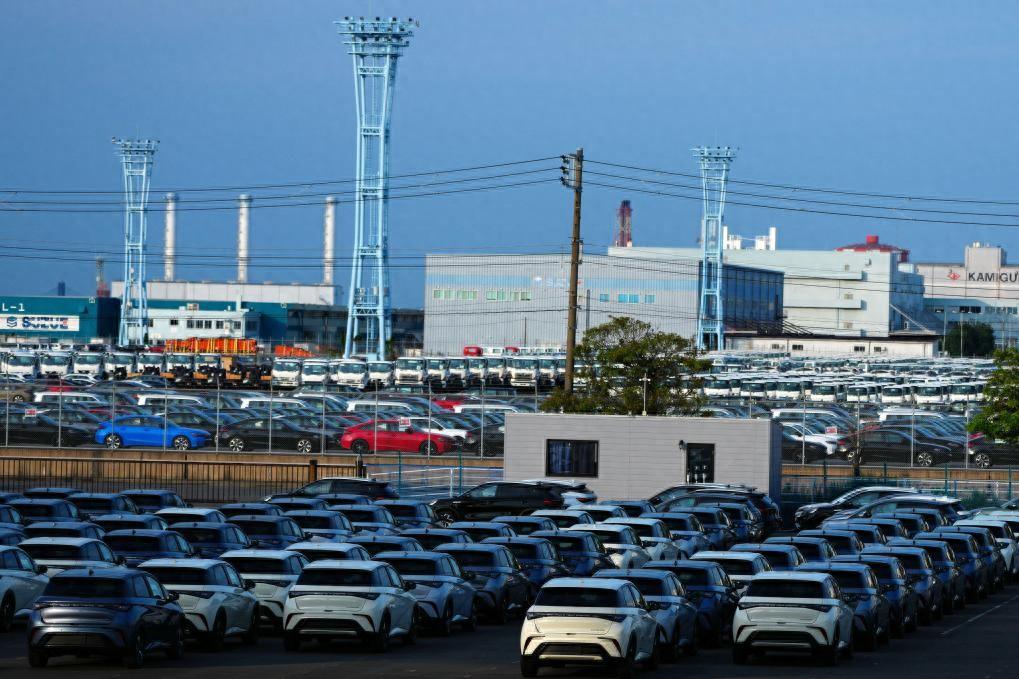 日本经济快要崩盘了？中东炮火一响，日本人的油箱先遭了殃。油价一路狂飙，日本政