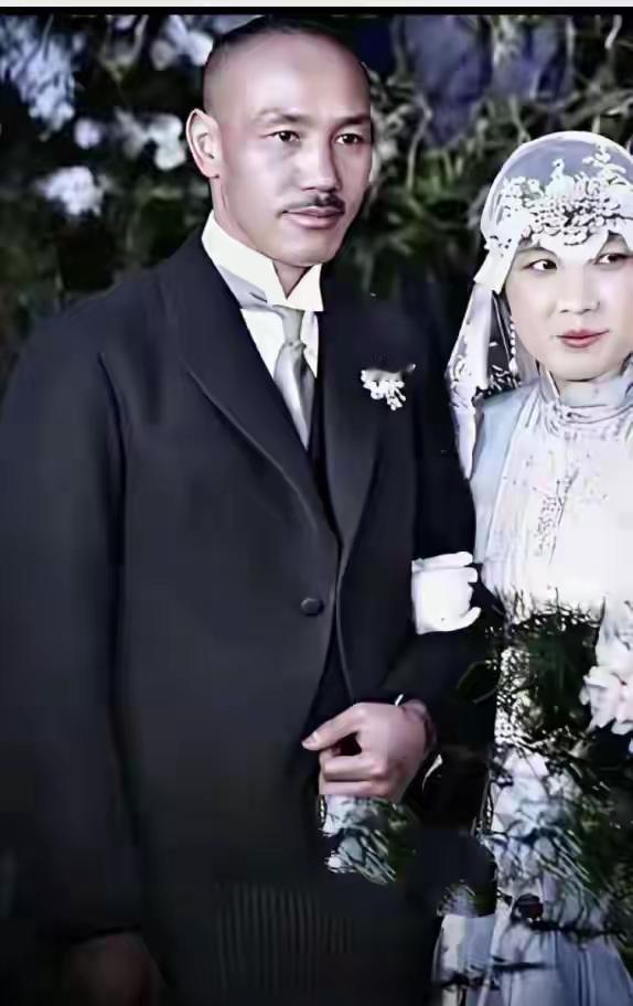 1927年，蒋介石与宋美龄在上海外滩大华饭店举行婚礼并合影留念，这可是民国史上浓