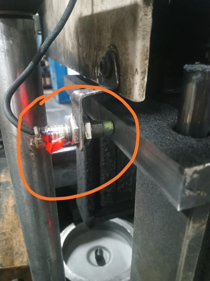 也不知道什么情况，这种接近开关什么这么容易坏了，每年每月都要换好多这种接近开关，