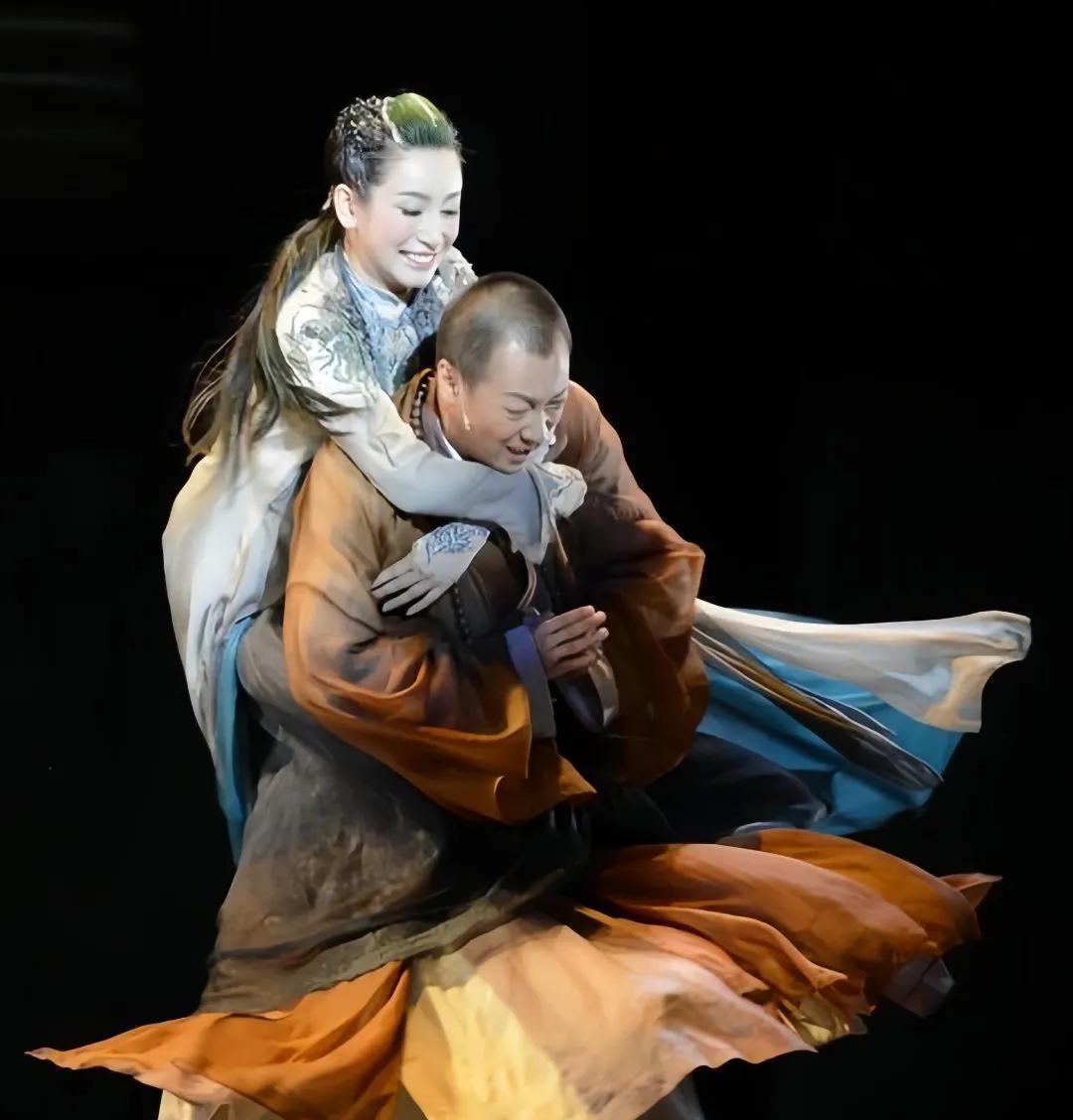辛柏青和秦海璐还是老搭档，经常一起拍话剧，之前就合作过《白蛇传》，辛柏青演法海，
